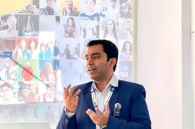 Chirag Arora speaking at a digital marketing seminar